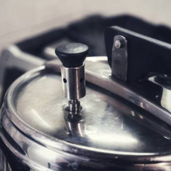 Kitchen Tips - కుక్కర్‌ లో వండిన అన్నం రుచిగా ఉంటుందా లేక ఓపెన్ పాన్ లో  వండిన అన్నమా...!