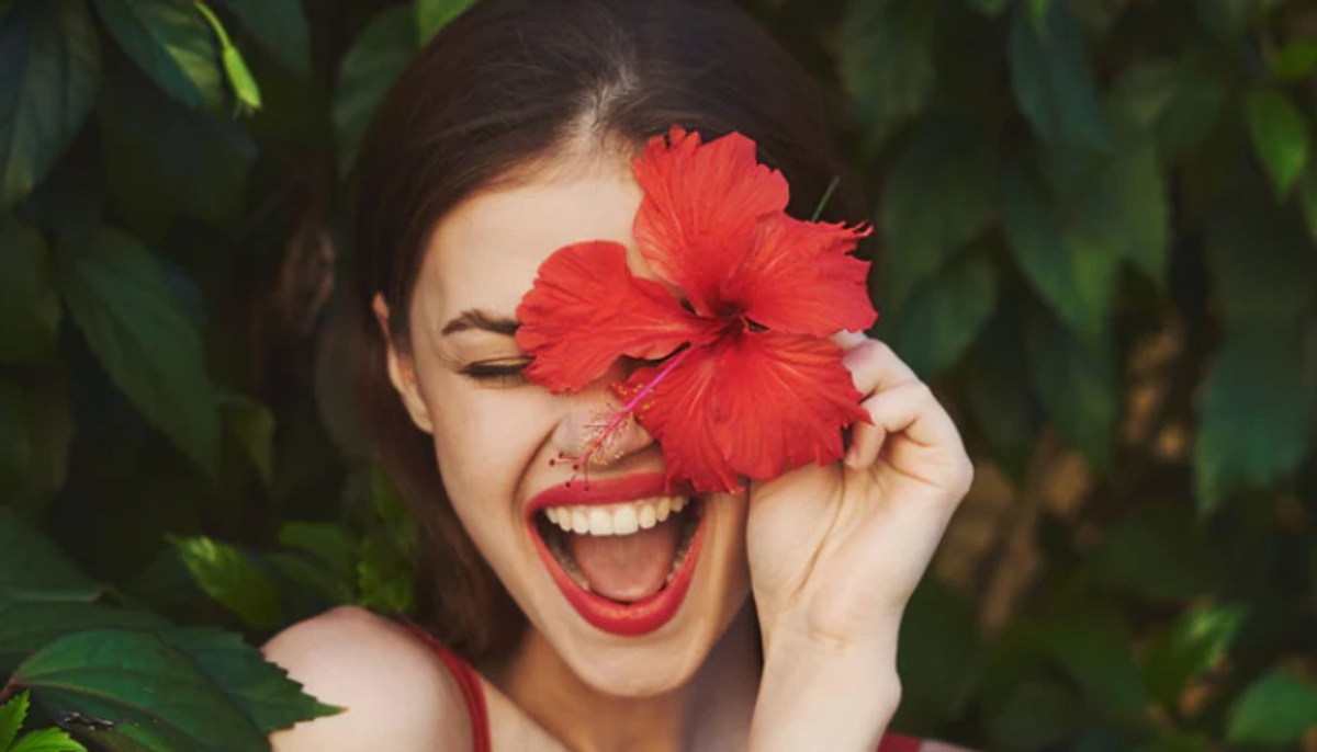 how to use hibiscus in your skin and hair routine