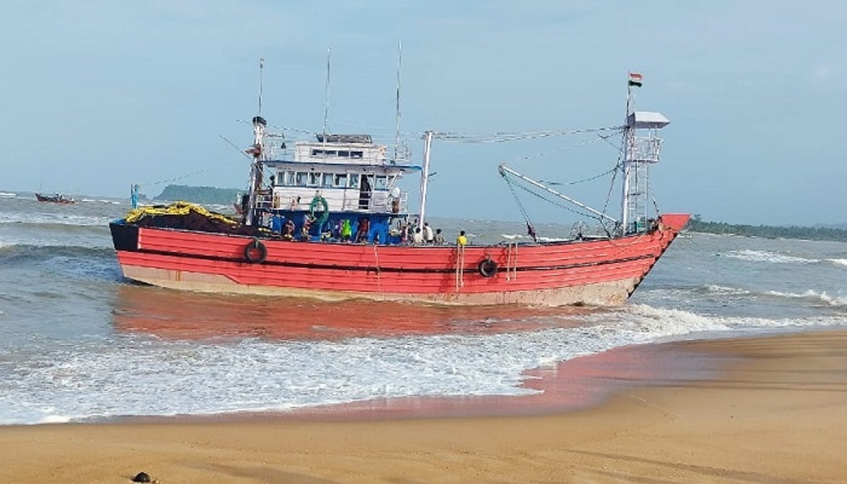 Rescue of fishermen stranded in the Arabian Sea at Honnavar in Uttara Kannada grg 