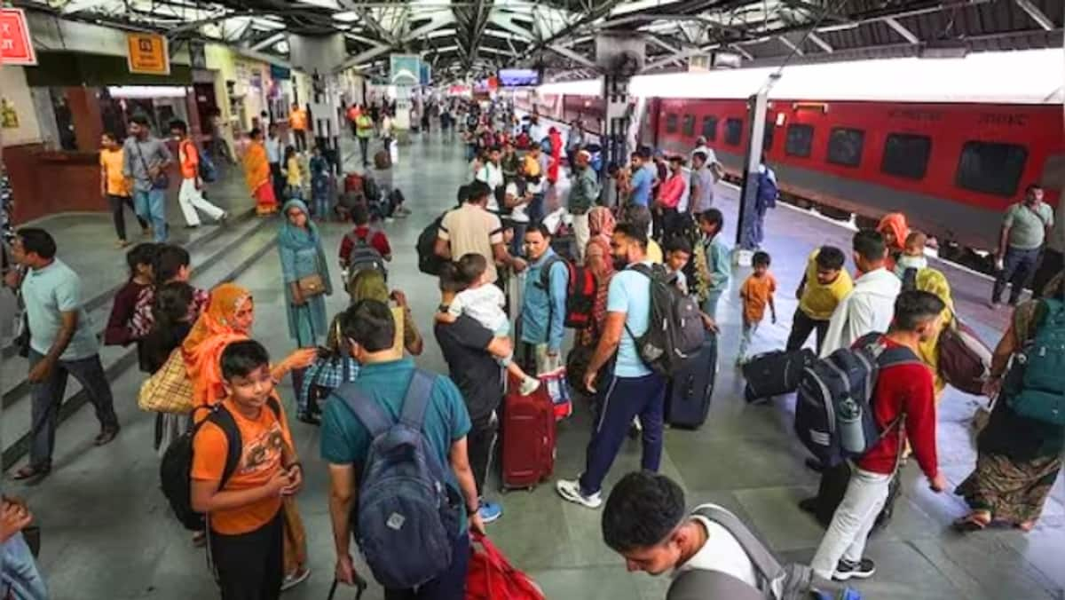 A new rule has been issued by Indian Railways for passengers holding waiting tickets-rag