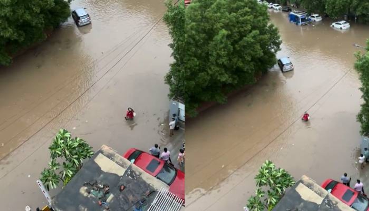 zomato delivery boy delivering food in flood affected streets 