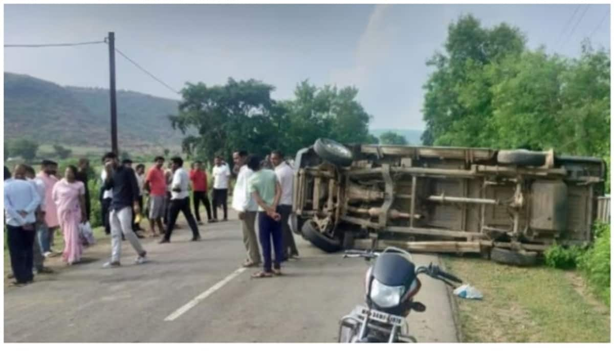 Tractor trolley carrying several people overturned resulting in the death of four people and many injured