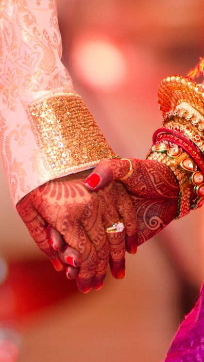 <p>हद से ज्यादा कंट्रोलिंग नेचर वाले से न करें शादी। यदि आपका साथी हर छोटे-बड़े फैसले कंट्रोल करना चाहता है, तो यह रिश्ते में आजादी की कमी पैदा करता है।</p>
