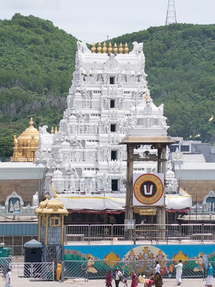 <p>श्री वेंकटेश्वर मंदिर, आंध्र प्रदेश की तिरुमाला पहाड़ियों के ऊपर स्थित है। लाखों भक्तों की आस्था का केंद्र है। यह मंदिर बालाजी के नाम से भी मशहूर है। </p>
