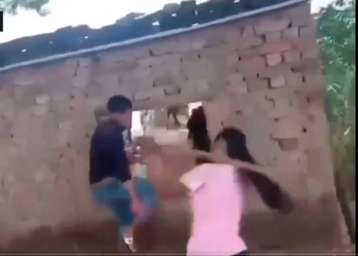 Bihar girl thrashes boy with stick for passing lewd comments at her; onlookers record act (WATCH) shk