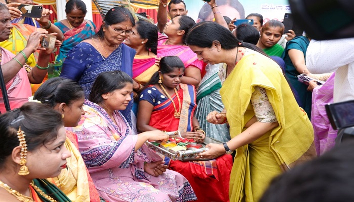 Minister Lakshmi Hebbalkar Attend Mass Baby Shower Function in Tumakuru grg 