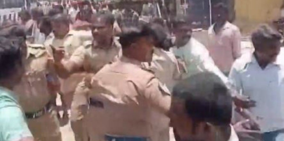 women police officer manhandled and attacked by pulling in hair in broad daylight 