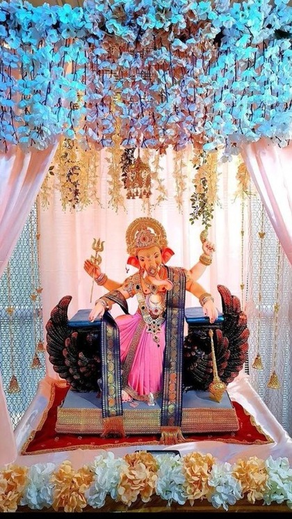 <p>वास्तु के अनुसार गणेश जी की सूंड बाईं ओर झुकी होनी चाहिए, क्योंकि यह खुशी और सफलता का प्रतीक है। वहीं दाईं ओर झुकी हुई सूंड वाली मूर्ति सूर्य की शक्ति का प्रतिनिधित्व करती है।</p>
