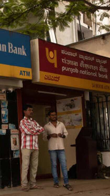 <p>PNB ने सेविंग एकाउंट से जुड़ी सर्विसेज में अब एवरेज बैलेंस का कैलकुलेशन क्वाटरली के बजाय मंथली शुरू कर दिया है, जिससे कस्टमर को  एकाउंट में पर्याप्त रिमेनिंग एमाउंट बनाए रखना होगा।<br />
 </p>
