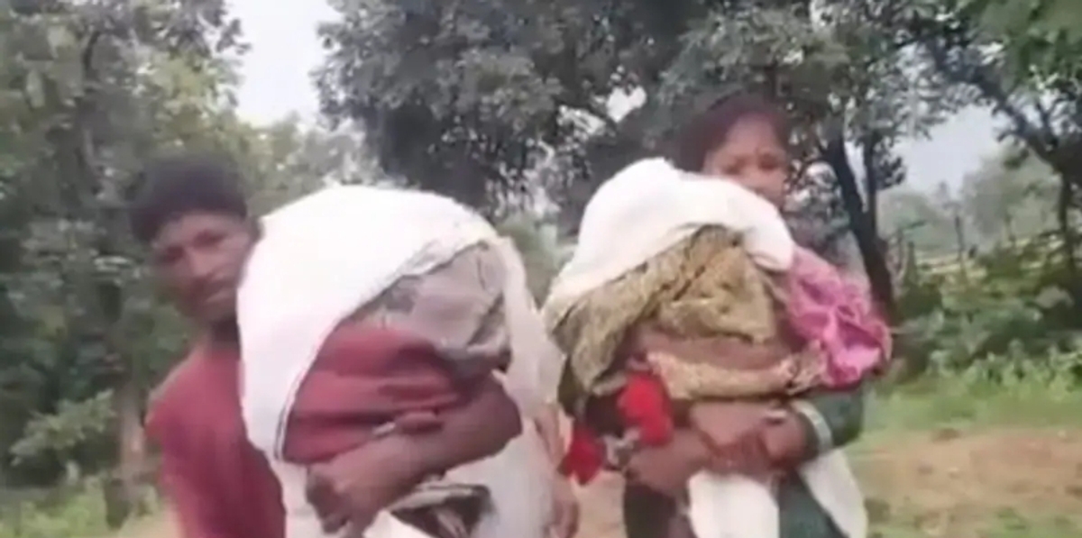 No Ambulance and better treatment  Maharashtra Parents Carry Dead Sons Back Home On Shoulders shocking video