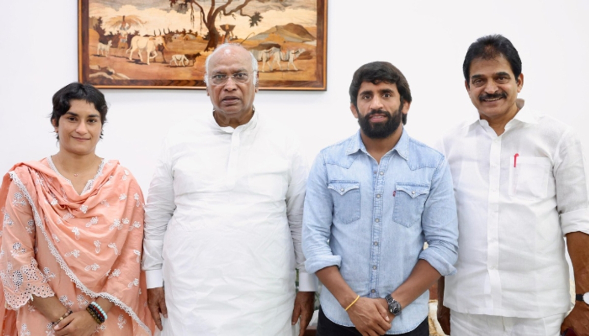 Wrestlers Vinesh Phogat and Bajrang Punia join Congress ahead of Haryana Polls san