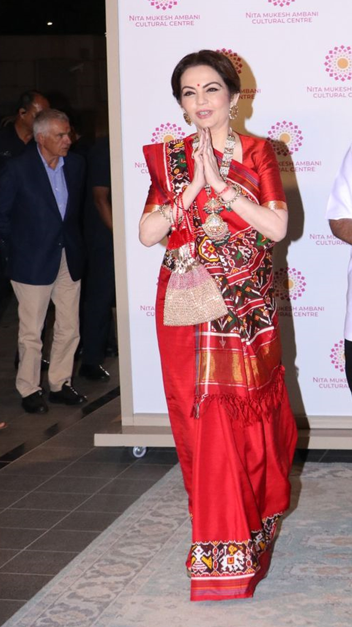 Nita Ambani : राजाधिराज संगीत कार्यक्रम में नीता अंबानी की पटोला साड़ी और अनंत का कृष्णा ब्रोच बना आकर्षण 5 Nita Ambani