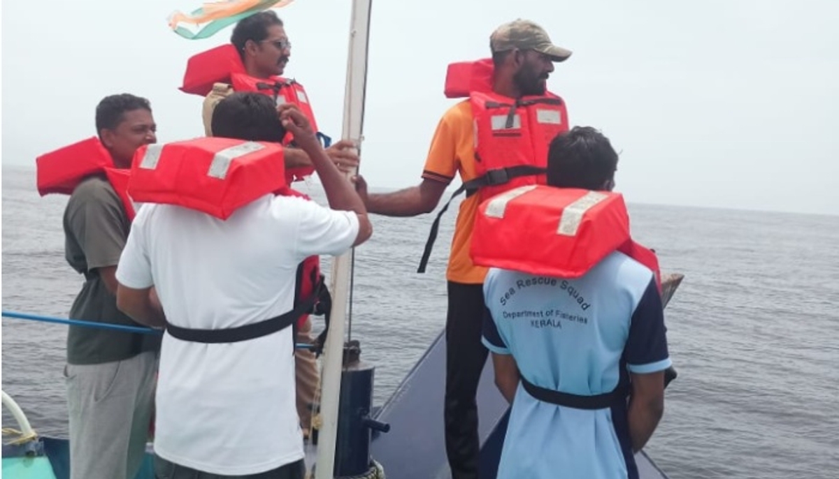 fishermen informed that they found dead body in the sea marine enforcement searched till beypore harbour