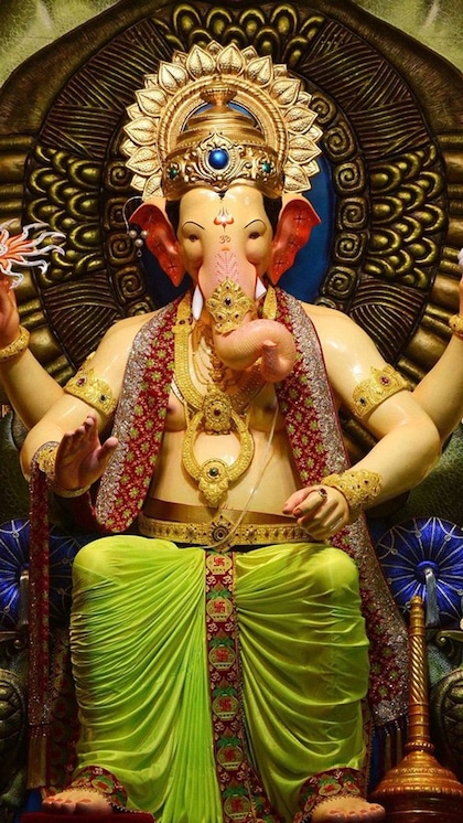 <p>भगवान गणेश का हाथी का सिर ज्ञान और बुद्धि का प्रतीक है। भक्त उन्हें इस विश्वास के साथ पूजते हैं कि वे बाधाओं को दूर करेंगे और समृद्धि, स्वास्थ्य और सौभाग्य का आशीर्वाद देंगे।<br />
 </p>
