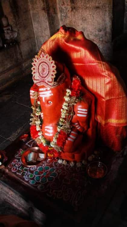 <p>क्या आपने कभी सोचा है कि गणेश पूजा के दौरान लाल रंग इतना महत्वपूर्ण क्यों है? आइए साथ मिलकर पता लगाते हैं! लाल रंग सिर्फ़ एक ब्राइट कलर ही नहीं है, पूजा में इसका विशेष अर्थ है।</p>
