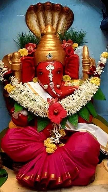 <p>रेड कलर को अक्सर शक्ति से जोड़ा जाता है। गणेश पूजा के दौरान लाल रंग का उपयोग भगवान गणेश की शक्ति का प्रतीक है। यह बाधाओं और चुनौतियों को दूर करने की उनकी क्षमता को दर्शाता है।<br />
 </p>
