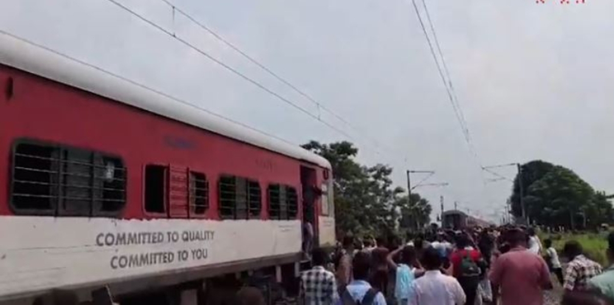 Magadh Express breaks, train splits in two near Bihars Buxar, train accident 