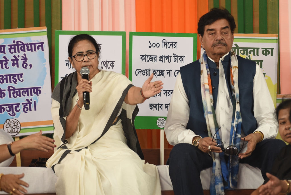 Unfair to blame Mamata TMC's Shatrughan Sinha defends WB CM over Kolkata horror, sparks outburst (WATCH) snt