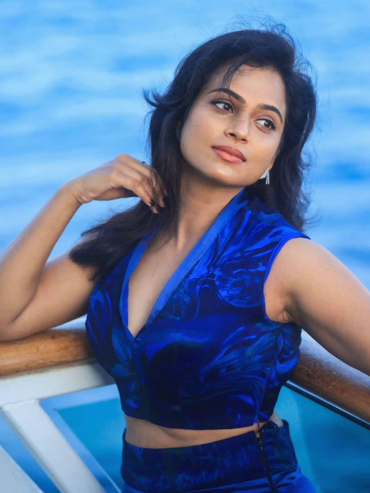 Ramya Pandian stuns in photoshoot: Actress looks irresistible in blue ...