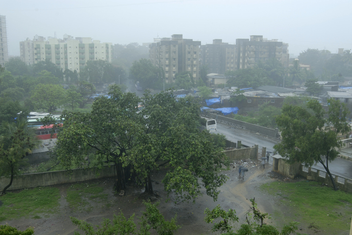 Kolkata Weather Update: Chances of heavy rain reduce, scattered showers may spoil Durga Puja RBA