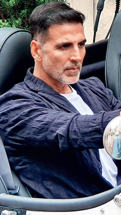 How much does Akshay Kumar earn every day, week