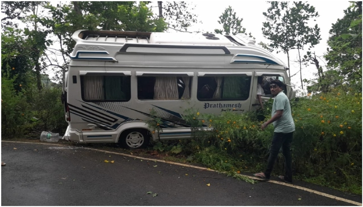 tourist traveler accident in kottayam seven people injured