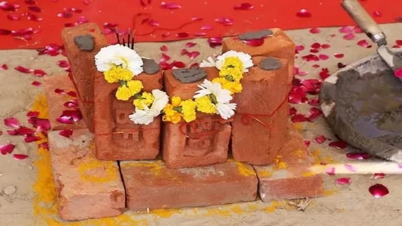  गृह निर्माण से पहले भूमि पूजन कैसे करें? जानें सही दिशा और अनुष्ठान के वास्तु टिप्स