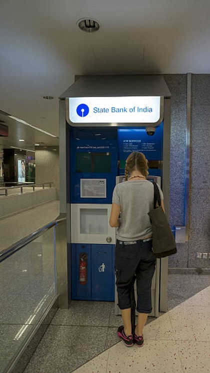 <p>SBI के विभिन्न प्रकार के डेबिट कार्ड्स पर कैस विड्रॉल की लिमिट अलग-अलग है। क्लासिक डेबिट कार्ड और मेस्ट्रो कार्ड से परडे 20,000 तो प्लेटिनम इंटरनेशनल कार्ड से 1 लाख निकाल सकते हैं।</p>

<p> </p>
