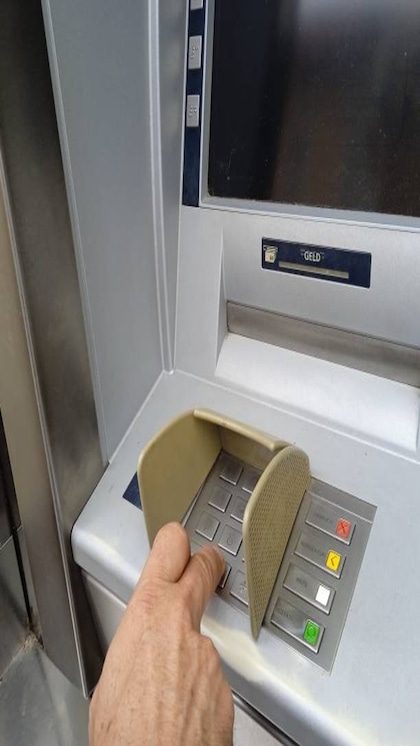 <p>ATM से कैश निकालने की लिमिट सभी बैंकों में अलग-अलग होती है। जानें SBI, PNB, HDFC, एक्सिस बैंक और BOB के ATM कैश विड्रॉल नियम और पर डे की कैश विड्रॉल की सीमाएं।</p>

<p> </p>
