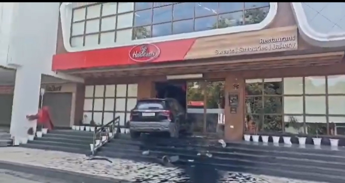 Drunk driver loses control, rams car into Haldiram's restaurant in Agra (WATCH) shk