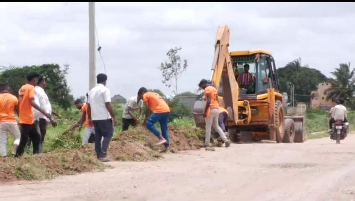 Kinnal villagers repaired the road with the money collected for Ganesha festival at koppal rav