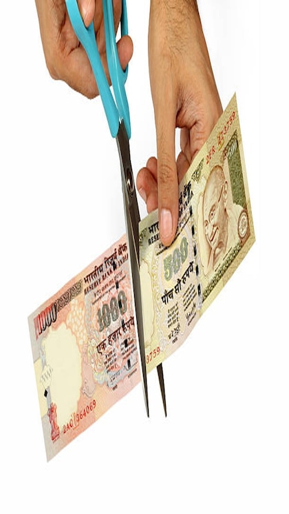 <p>RBI ने ऐसे फटे-पुराने नोटों को चलन से वापस लेने के लिए गाइडलाइन जारी की है। कटे फटे नोटों को बैंक में जमा करा दिया जाता है। उनकी जगह नए नोट जारी किए जाते हैं।</p>

<p> </p>
