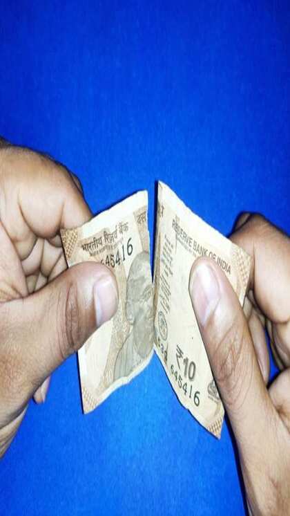 2. क्या फटे नोट बदलने पर कोई शुल्क लगेगा?