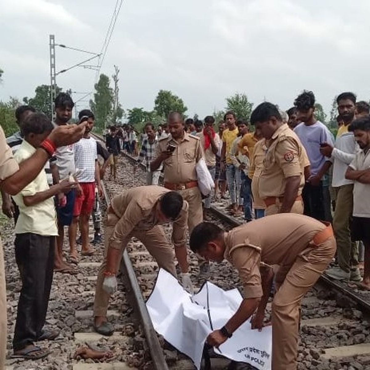 Uttar Pradesh Horror! Couple, their 2-year-old son mowed down by train while filming reels on railway tracks shk