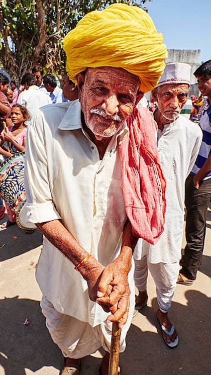 <p>सरकार की आयुष्मान भारत योजना के तहत 5 लाख रुपये तक का मुफ्त इलाज मिलता है, खासकर उन लोगों के लिए जो हेल्थ इंश्योरेंस नहीं ले सकते।</p>
