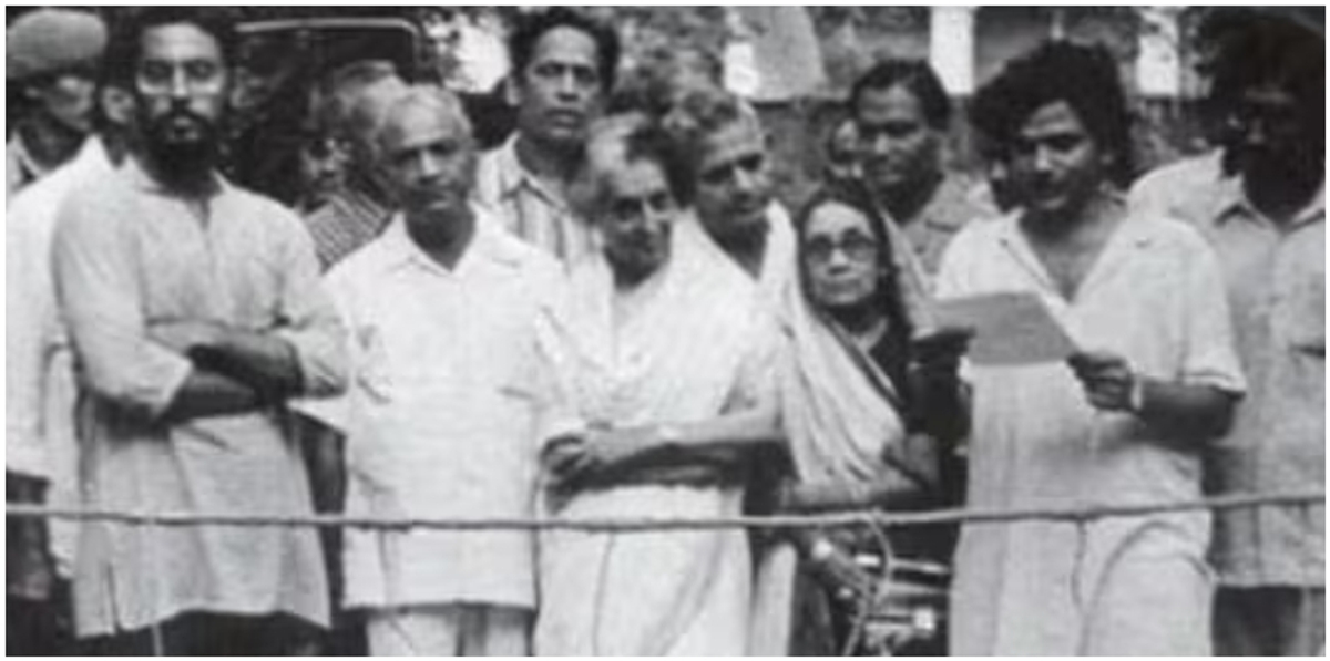 Sitaram Yechury held Indira Gandhi and read the charge sheet on Emergency period viral photo