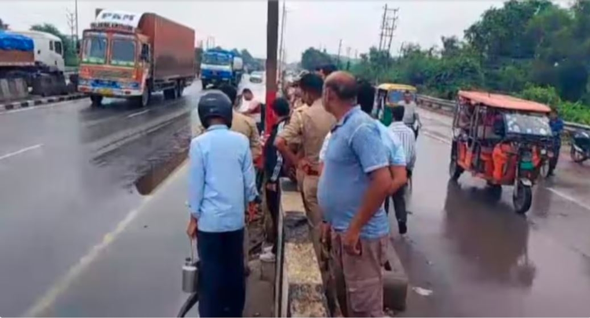 Uttar pradesh Headless naked body of a woman was found on the national highway in Kanpur akb