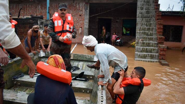 NDRF-team-from-Hyderabad-reach-senkara-and-dabra-of-gwalior-district-to-airlift-stuck-people