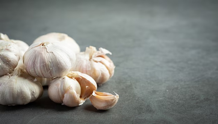 garlic for strong and healthy hair 