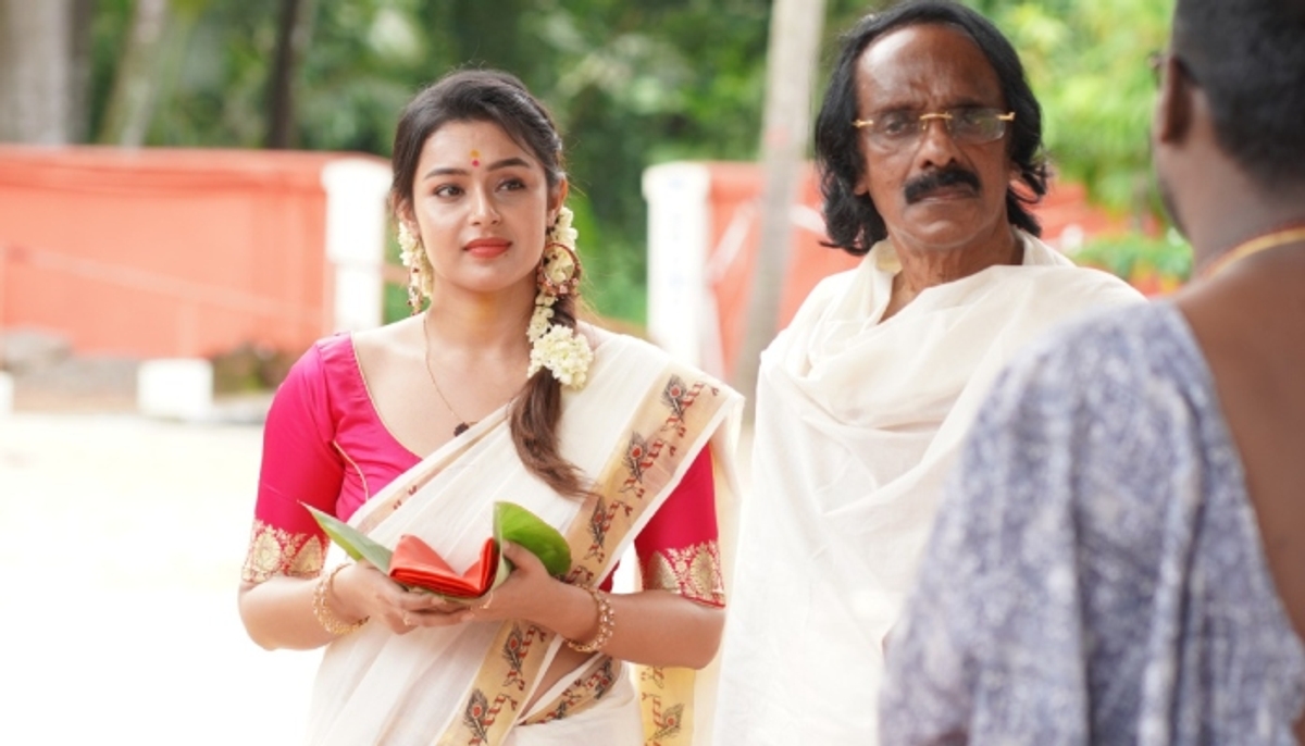 actress Mokksha visited parumala valiya panayannarkavu devi temple