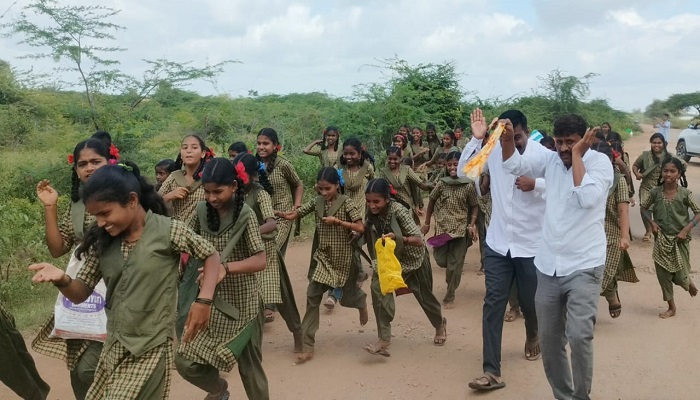 Karnataka Bee attack disrupts students returning from International Day of Democracy event in Gadag AJR