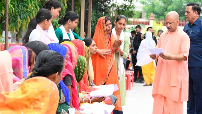 Yogi-Adityanath-interacted-with-people-in-Gorakhpur-temple