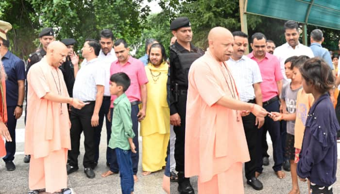 Uttar Pradesh CM Yogi Adityanath blesses children who visited Gorakhnath Temple anr