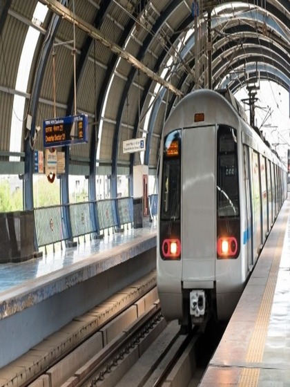 <p>दिल्ली मेट्रो में बिना टिकट यात्रा करना महंगा पड़ सकता है। जानें क्या सजा मिलती है।</p>
