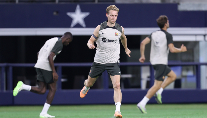 football Barcelona midfielder Frenkie de Jong returns to group training ahead of Champions League opener scr