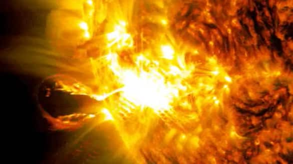 Strong solar storm is going to hit the Earth soon