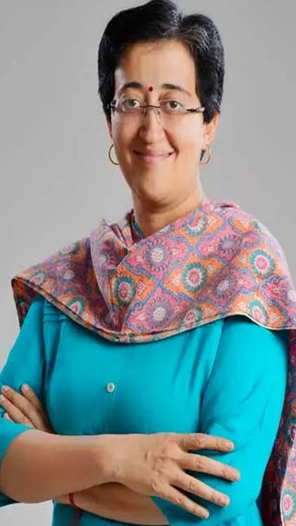 <p>दिल्ली की आप विधानसभा की बैठक में आतिशी को नई सीएम के रूप में चुना गया। शराब घोटाले के बाद केजरीवाल को जमानत की शर्तों के कारण पद छोड़ना पड़ा।</p>
