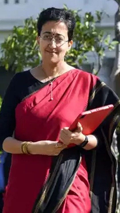 <p>आतिशी दिल्ली की सीएम बनने के बाद अब सिविल लाइंस स्थित सीएम के ​आ​धिकारिक आवास में रहेंगी। 2020-21 में बंगले को रिइनोवेशन को लेकर भाजपा ने बवाल मचाया था। </p>
