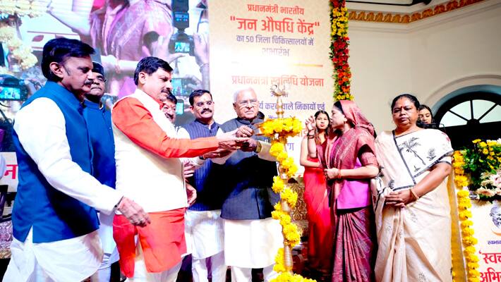 Mohan-Yadav-and-governor-Mangubhai-Patel-honoured-swachhata-mitra