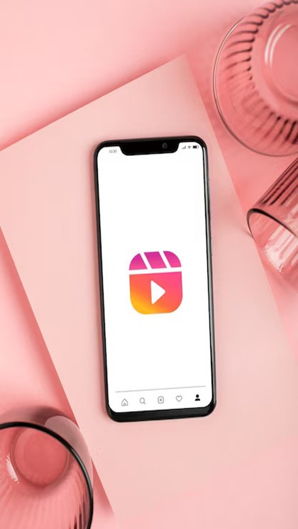 <p>Instagram ने बच्चों की सुरक्षा को ध्यान में रखते हुए 18 साल से कम उम्र के किशोरों के अकाउंट को डिफ़ॉल्ट रूप से प्राइवेट कर दिया है। जानें नई सेटिंग्स और फीचर्स के बारे में।</p>
